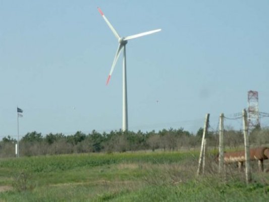 Prinşi furând componente de la o turbină eoliană